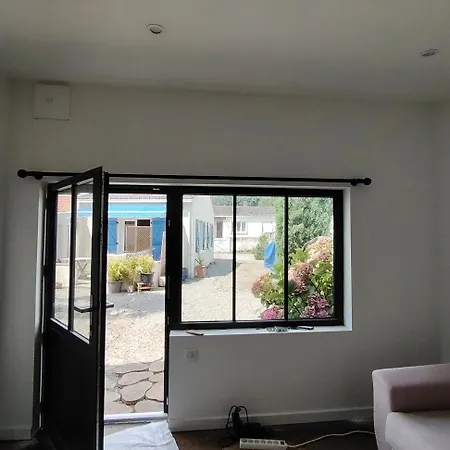 Petit Dans Un Jardin