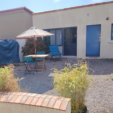 Petit Dans Un Jardin *