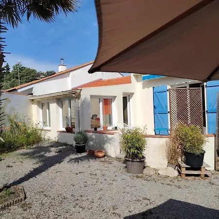 Petit Dans Un Jardin * Pornic