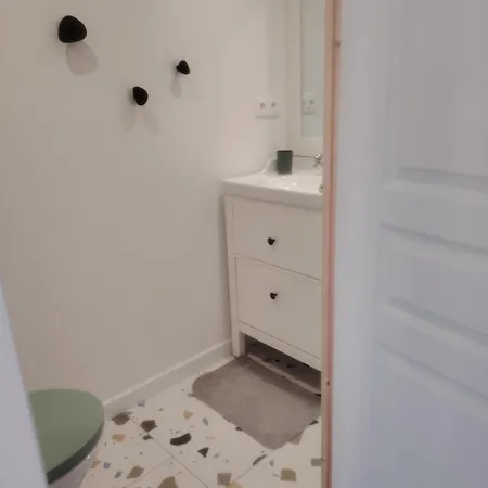 Petit Dans Un Jardin