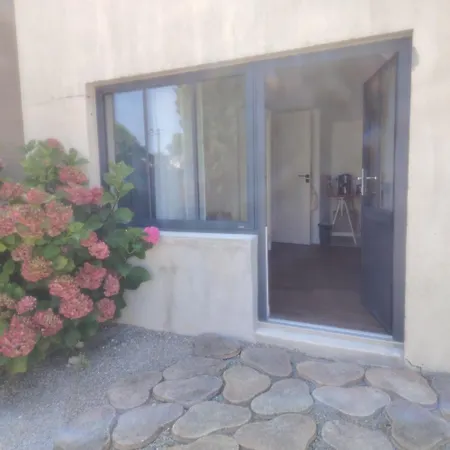 Petit Dans Un Jardin *