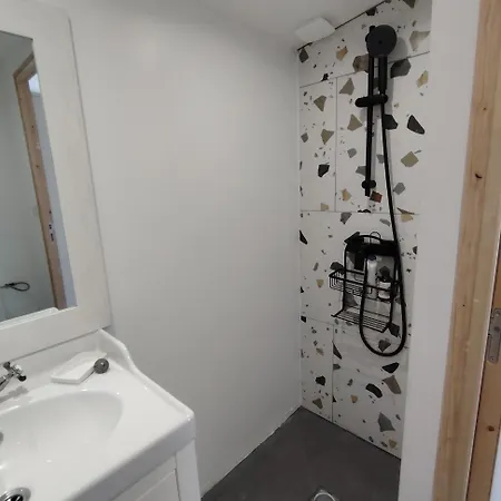 Petit Dans Un Jardin *