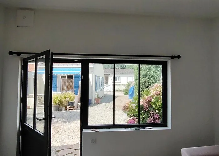 Petit Dans Un Jardin