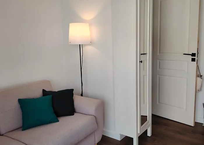 Petit Dans Un Jardin Pornic