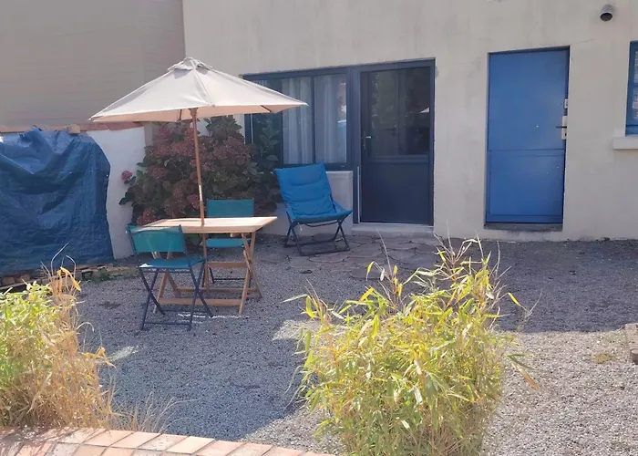 Petit Dans Un Jardin *