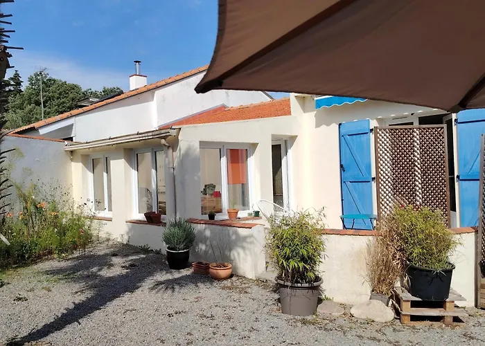 Petit Dans Un Jardin * Pornic