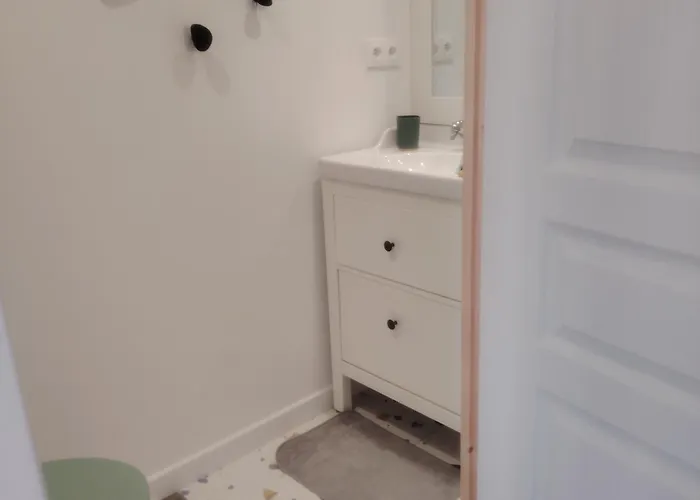 Petit Dans Un Jardin